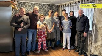 Французький волонтер Алексіс Бріан вдруге приїхав на Переяславщину з подарунками для дітей