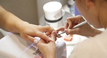 Які податки сплачувати майстрині манікюру – пояснюють Мінфін та ДПС у кампанії «Податки захищають»