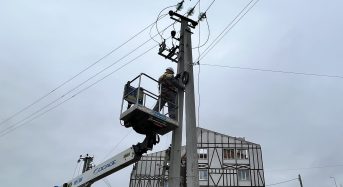 За добу енергетики ДТЕК Київські регіональні електромережі відновили електропостачання для майже 6 тисяч родин Київщини після ворожих атак
