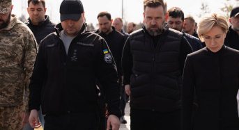 Микола Калашник на Національному військовому меморіальному кладовищі вшанував пам’ять одинадцяти невідомих Захисників і Захисниць України