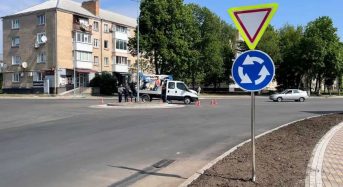 У Переяславі на перехресті «Батура» встановили нові дорожні знаки та опори вуличного освітлення