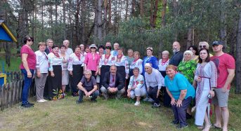 Під спів української пісні біля святого джерела