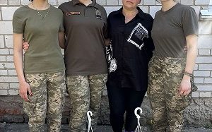 Ліцеїсти ліцею “Патріот” відвідали маму випускника закладу 2020 року, розвідника-снайпера Владислава Шпанюка