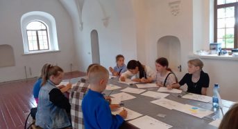 Для учнів переяславських шкіл провели екскурсію територією храмового комплексу Михайлівської церкви та влаштували майстер-клас