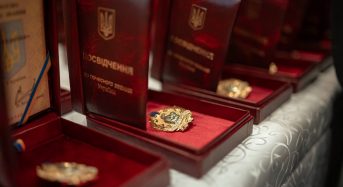 Тимур Ткаченко вручив державні нагороди матерям-героїням Київщини. У числі нагороджених 2 переяславки